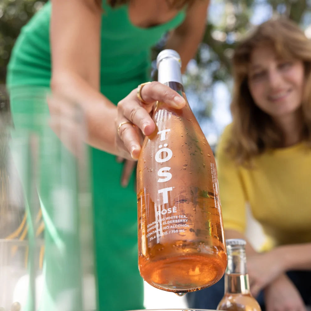 Celebration with non-alcoholic Töst Sparkling Rosé